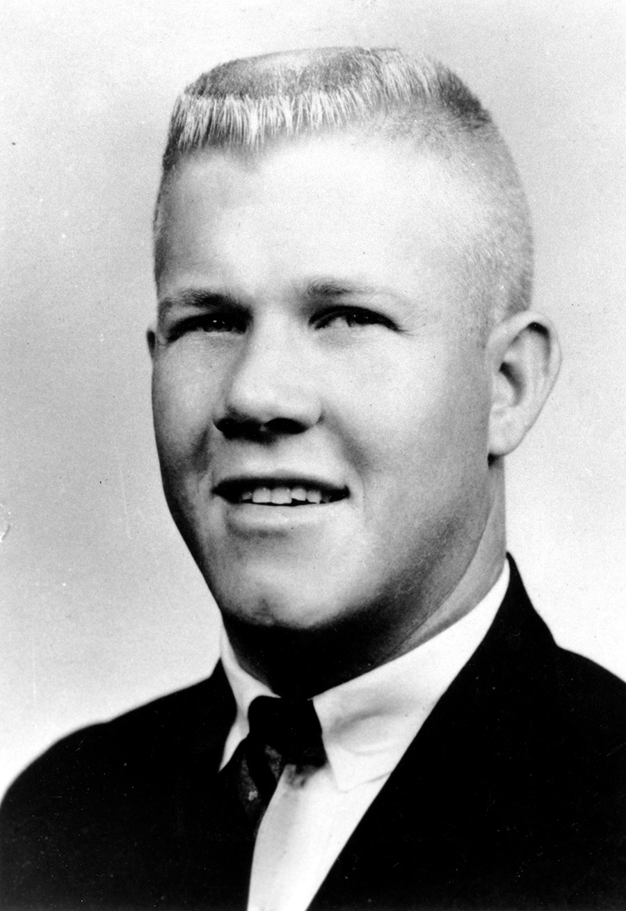 1 августа 1966 года 25-летний студент, бывший морской пехотинец Чарльз Уитмен забаррикадировался в башне Техасского университета и более полутора часов стрелял в прохожих на территории кампуса. Всего были убиты 16 человек, более 30 получили ранения, самого стрелка в итоге застрелили полицейские. За день до инцидента в кампусе он убил свою жену и мать.

Уитмен рос в благополучной обеспеченной семье, был старшим из трех братьев. После службы в морской пехоте поступил в Техасский университет, но потерял стипендию и продолжать учебу не смог. Стипендии он лишился после случая на охоте. Молодой человек застрелил оленя и принес тушу в общежитие, чтобы освежевать. Это вкупе с плохой успеваемостью и&nbsp;привело к отчислению.

После этого Уитмен&nbsp;женился и вернулся на военную службу, где получил звание младшего капрала, но за участие в подпольных азартных играх был разжалован в рядовые. Спустя два года он был уволен из армии и снова поступил в университет.

За день до убийства Уитмен начал писать предсмертную записку. По его словам, он &laquo;не вполне понимал себя в последнее время&raquo; и не знал, что именно им движет. Необходимость убийства жены стрелок&nbsp;объяснил тем, что не хотел оставлять ее страдать. Он также писал, что консультировался с психиатром, но тот помочь не смог. &laquo;Надеюсь, что, после того&nbsp;как я умру, будет проведено вскрытие, которое откроет причину моего психического состояния&raquo;, &mdash; написал Уитмен. В записке не было ничего об атаке на университет.

При вскрытии у Уитмена обнаружили опухоль мозга.

По мотивам случившегося были сняты два фильма &mdash; &laquo;Башня смерти&raquo; (1975) и &laquo;Башня&raquo; (2016).
