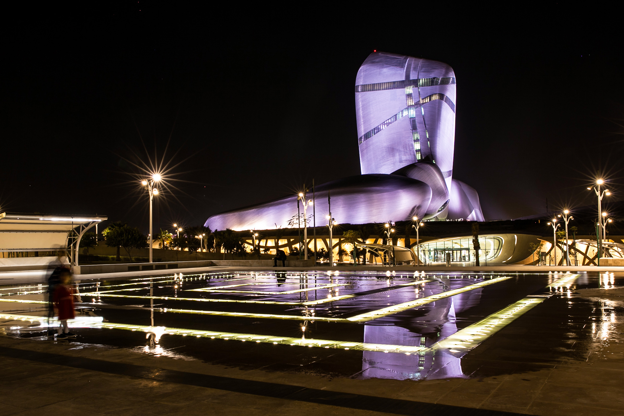 Парк построен по инициативе главной нефтяной компании Саудовской Аравии Saudi Aramco норвежским архитектурным бюро Sn&oslash;hetta. В 2008 году король Абдалла Абдул-Азиз Аль Сауд заложил первый камень в основание комплекса, который был открыт в июне 2018 года. На его территории расположены музей, выставочный зал, кинотеатр и библиотека, фонд которой насчитывает более 200 тыс. изданий
