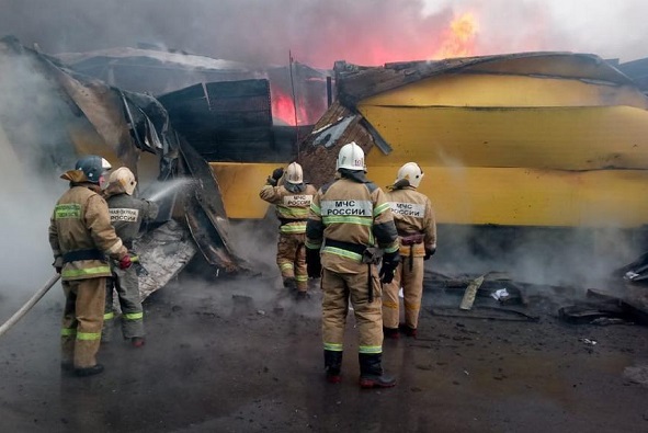 Под Ростовом горит павильон на рынке «Атлант»