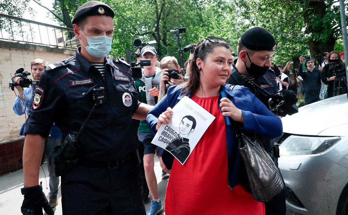 Сотрудники полиции задерживают журналиста Софью Русову&nbsp;возле следственного изолятора №2 в Лефортово