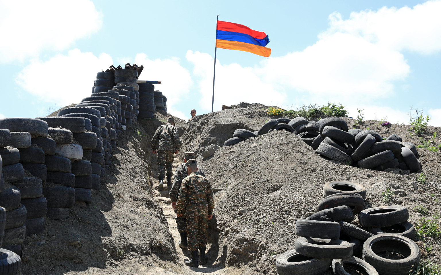 В Ереване сообщили о двух раненых военных на границе с Азербайджаном