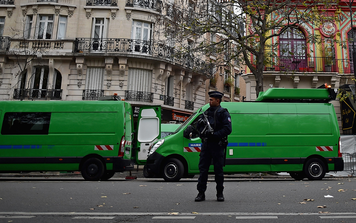 В Париже мужчина захватил заложников и потребовал встречи с министром