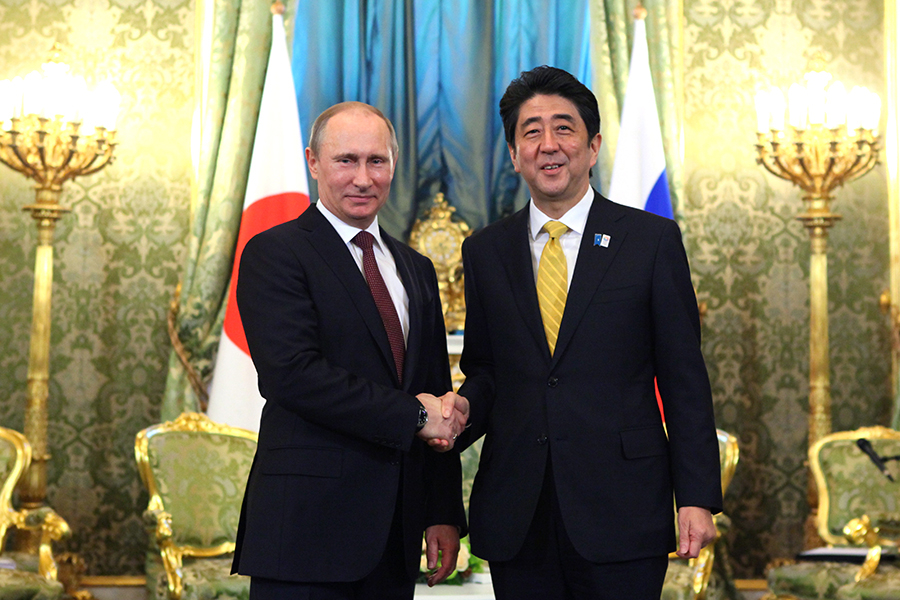 Владимир Путин и Японии Синдзо Абэ в 2013 году
