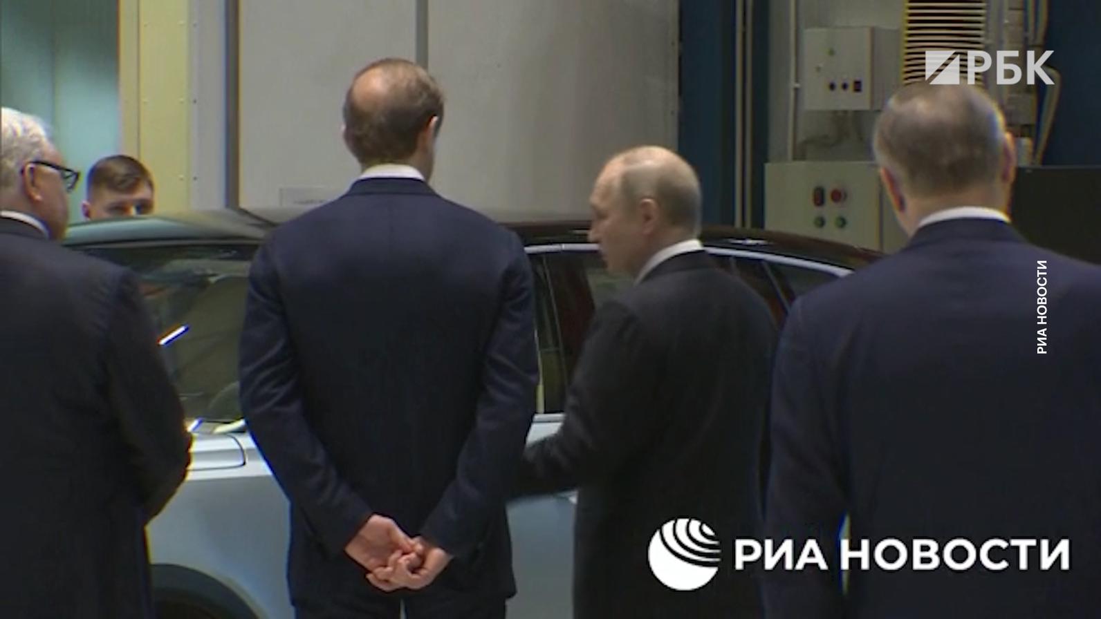 Путин осмотрел образец электромобиля E-Neva