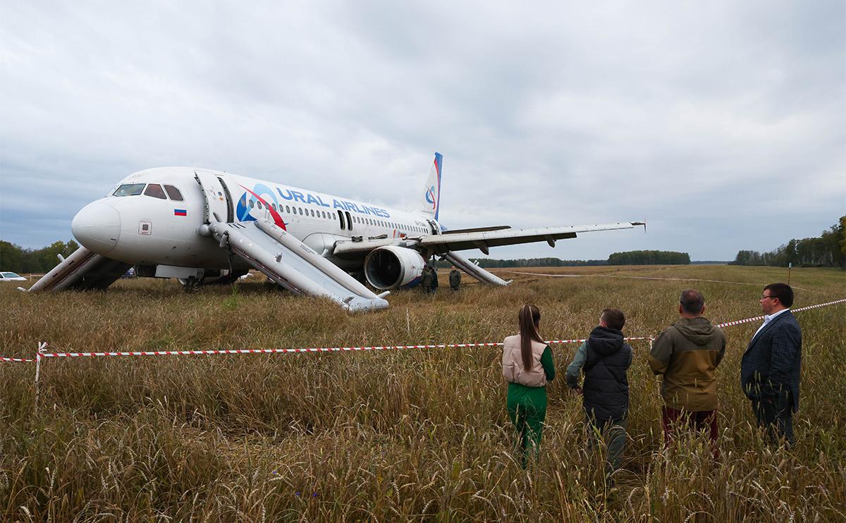 Самолет, севший в поле под Новосибирском 12 сентября 2023 года