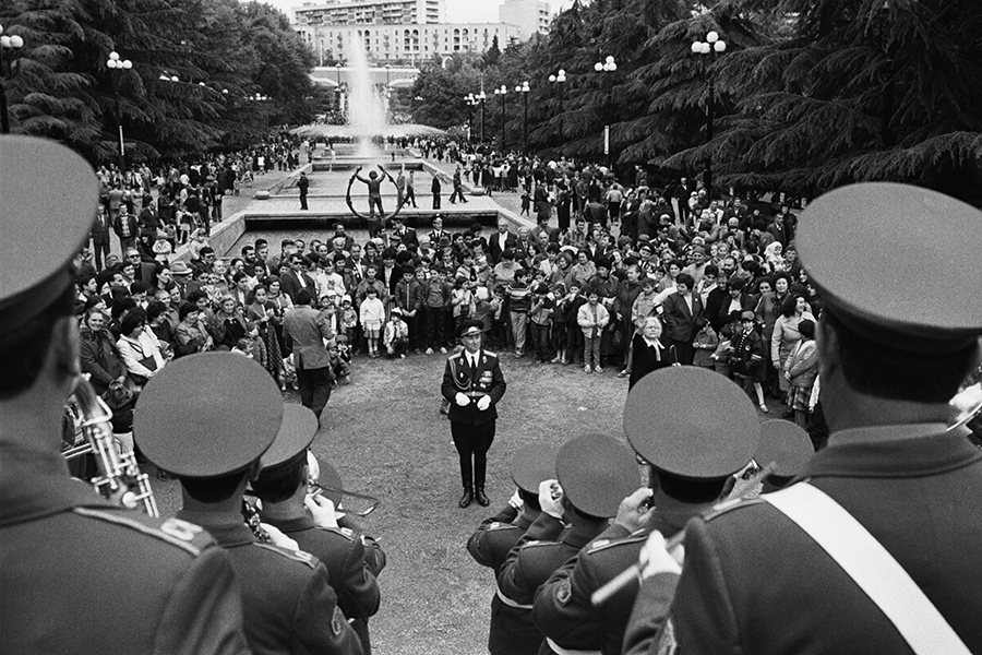 Военный оркестр на улицах Тбилиси в день Победы, 1985 год