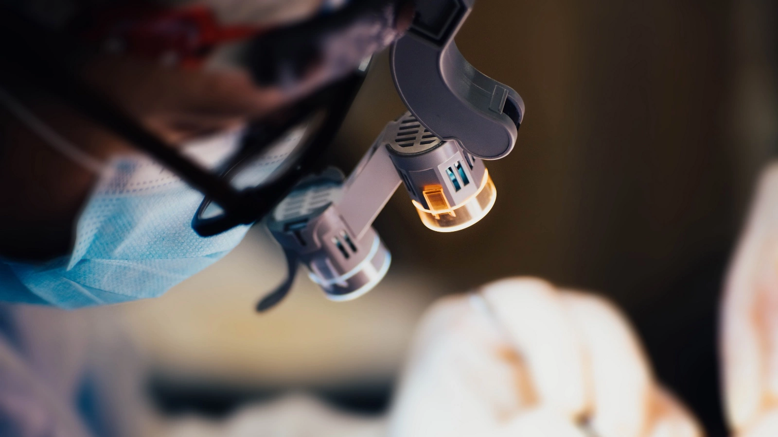 Врачи спасли ребенка, которому врезался в лицо радиоуправляемый самолет