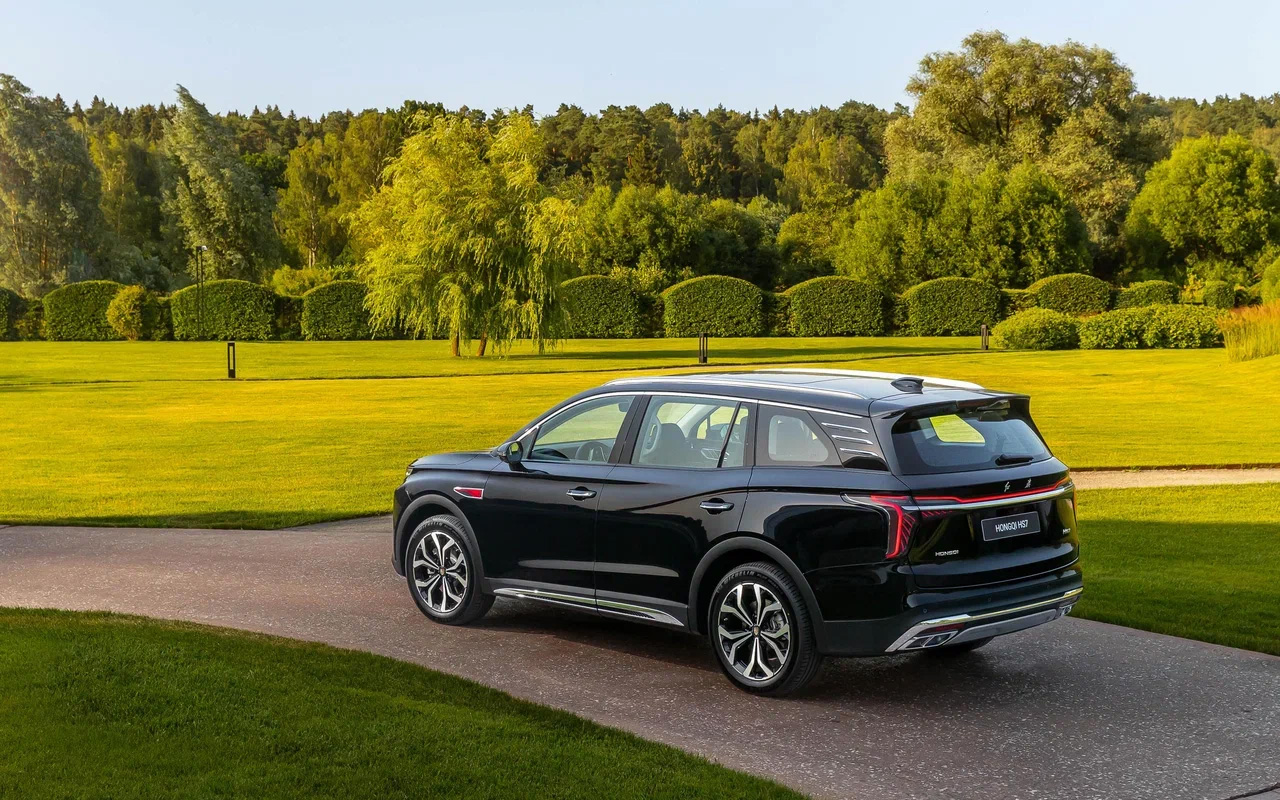 Сзади у Hongqi HS7 сплошной стоп-сигнал, проходящий через весь багажник