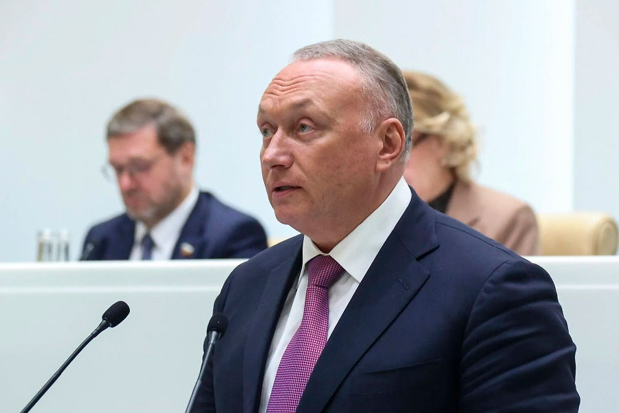 В августе 2024 года занимавший тогда пост генпрокурора&nbsp;Игорь Краснов обратился к Совету Федерации с и попросил лишить&nbsp;неприкосновенности сенатора Дмитрия Савельева. Члена верхней палаты подозревали&nbsp;в причастности&nbsp;к организации убийства&nbsp;его партнера по бизнесу Сергея Ионова. Савельев называл преследование необоснованным, а факты против себя &mdash; сфабрикованными. Расследование продолжается до сих пор, в 2025 году экс-сенатор потребовал отправить его&nbsp;на спецоперацию на Украине.&nbsp;