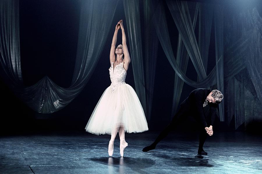 Майя Плисецкая и заслуженный артист РСФСР Николай Фадеечев исполняют «Прелюдии» немецкого композитора И.С. Баха, 1970 год