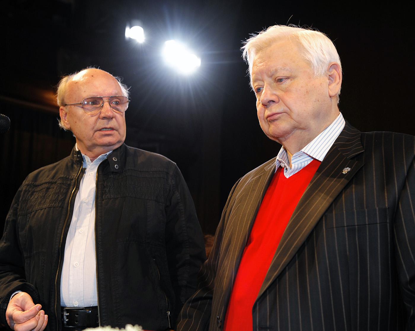 Андрей Мягков и художественный руководитель театров МХТ имени Чехова Олег Табаков (слева направо) во время сбора труппы.&nbsp;Москва, 30 августа 2010&nbsp;года