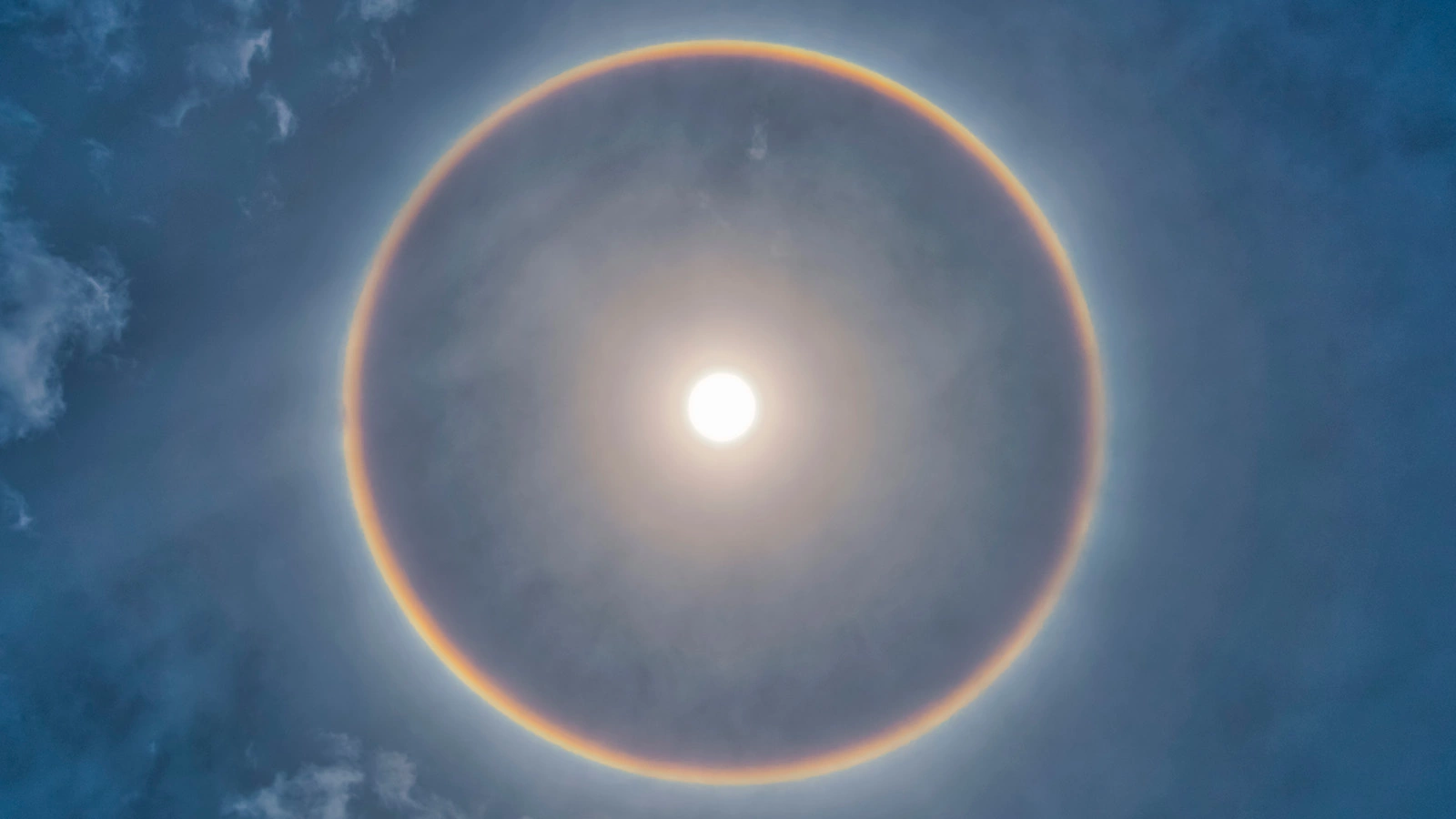 Жители Москвы увидят «ложное солнце» в небе. Объясняем, что это такое