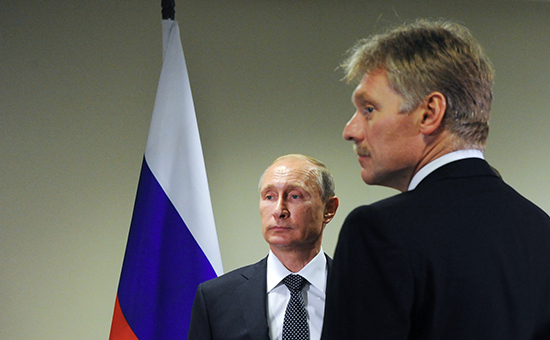 Президент России Владимир Путин (слева) и его пресс-секретарь Дмитрий Песков


