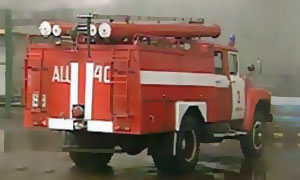 В Москве пожарная машина провалилась в двухметровую яму