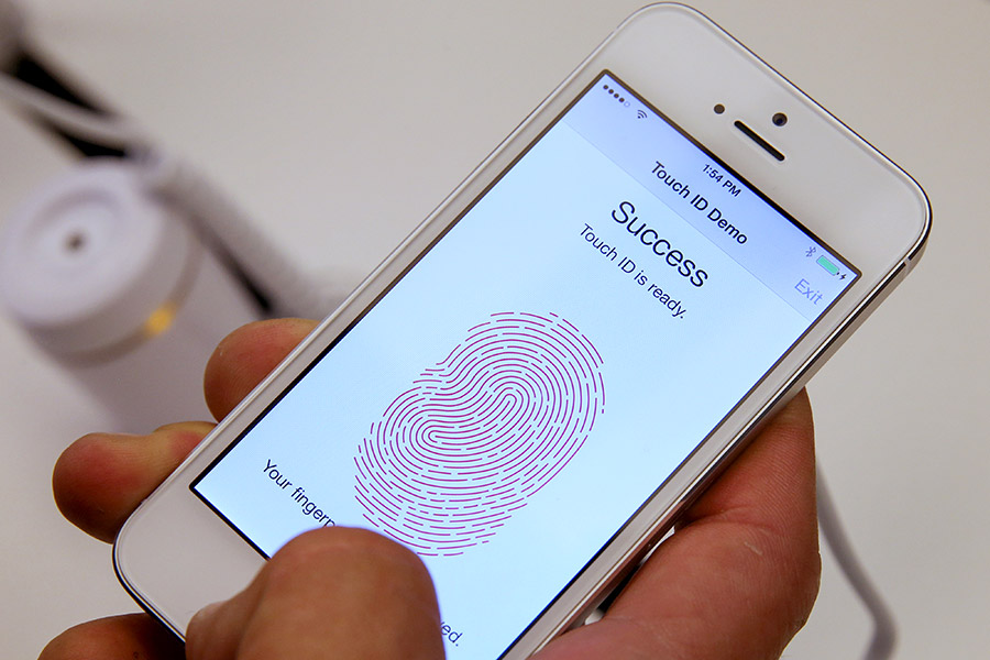 В сентябре 2012 года Apple выпустила iPhone 5S &mdash; аппарат, оснащенный сканером отпечатка пальцев, был представлен в трех новых для устройства цветах: золотой, серебряный и &laquo;серый космос&raquo;