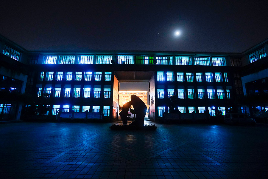 Дезинфекция ультрафиолетовыми лучами в помещениях одной из школ Уханя, Китай