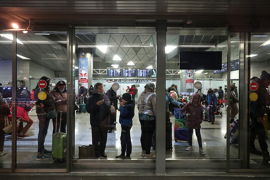 Вход в здание аэропорта ограничили, разрешив заходить только тем, у кого были на руках билеты на рейсы