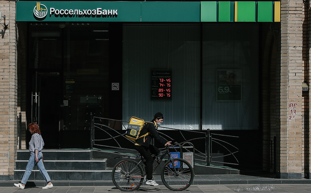 Несколько крупных банков остановили валютные переводы внутри России