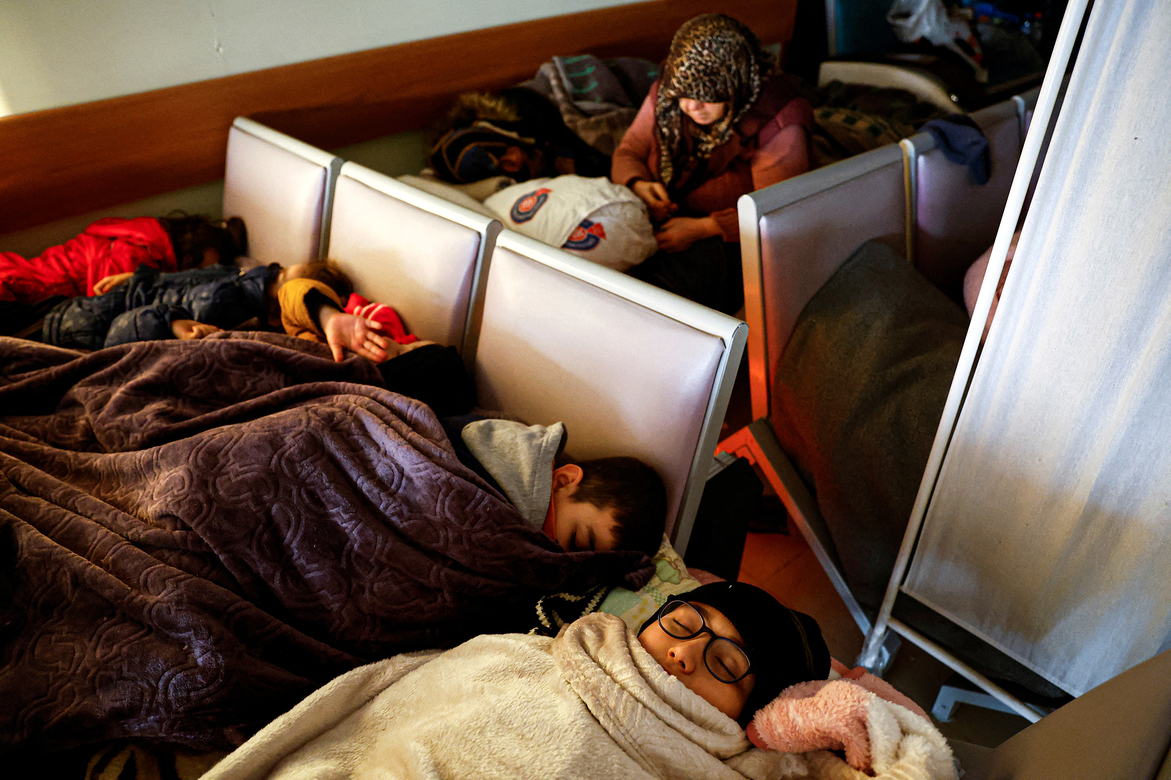Выжившие после землетрясения&nbsp;&mdash; в больнице в Кахраманмараше. По оценке Министра здравоохранения Турции Фахреттина Коджи, на лечении в медучреждениях страны сейчас находятся более 19 тыс. человек, из них 3606 лежат в реанимации.

В разрушенных районах Турции были созданы мобильные аптеки-грузовики: медики раздают нуждающимся лекарства. Тяжелораненых перевозят в больницы Стамбула или близлежащих провинций.
