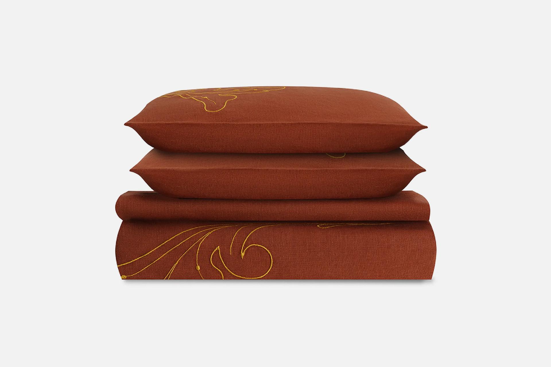 Комплект постельного белья с вышивкой &laquo;Лен Кудрина&raquo;, &laquo;Хохлома&raquo;, 88 750 руб. (akhmadullina.khokhloma.com)