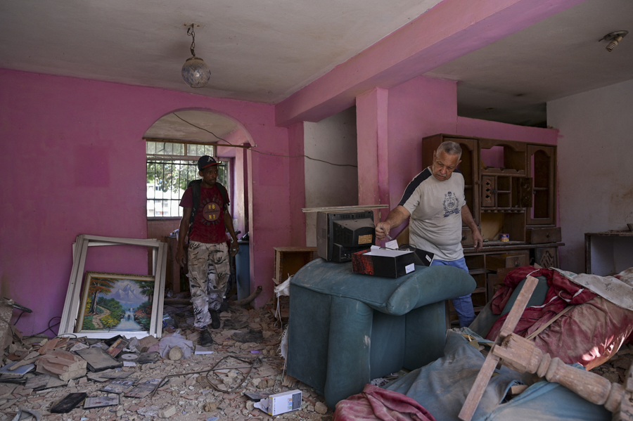 Жители ищут свои&nbsp;вещи среди обломков после удара США.