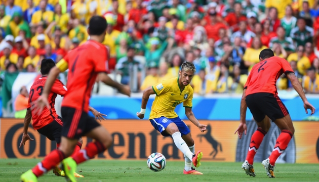 Неймар с мячом во время игры между Бразилией и Мексикой. 17 июня, Форталеза, Бразилия. 