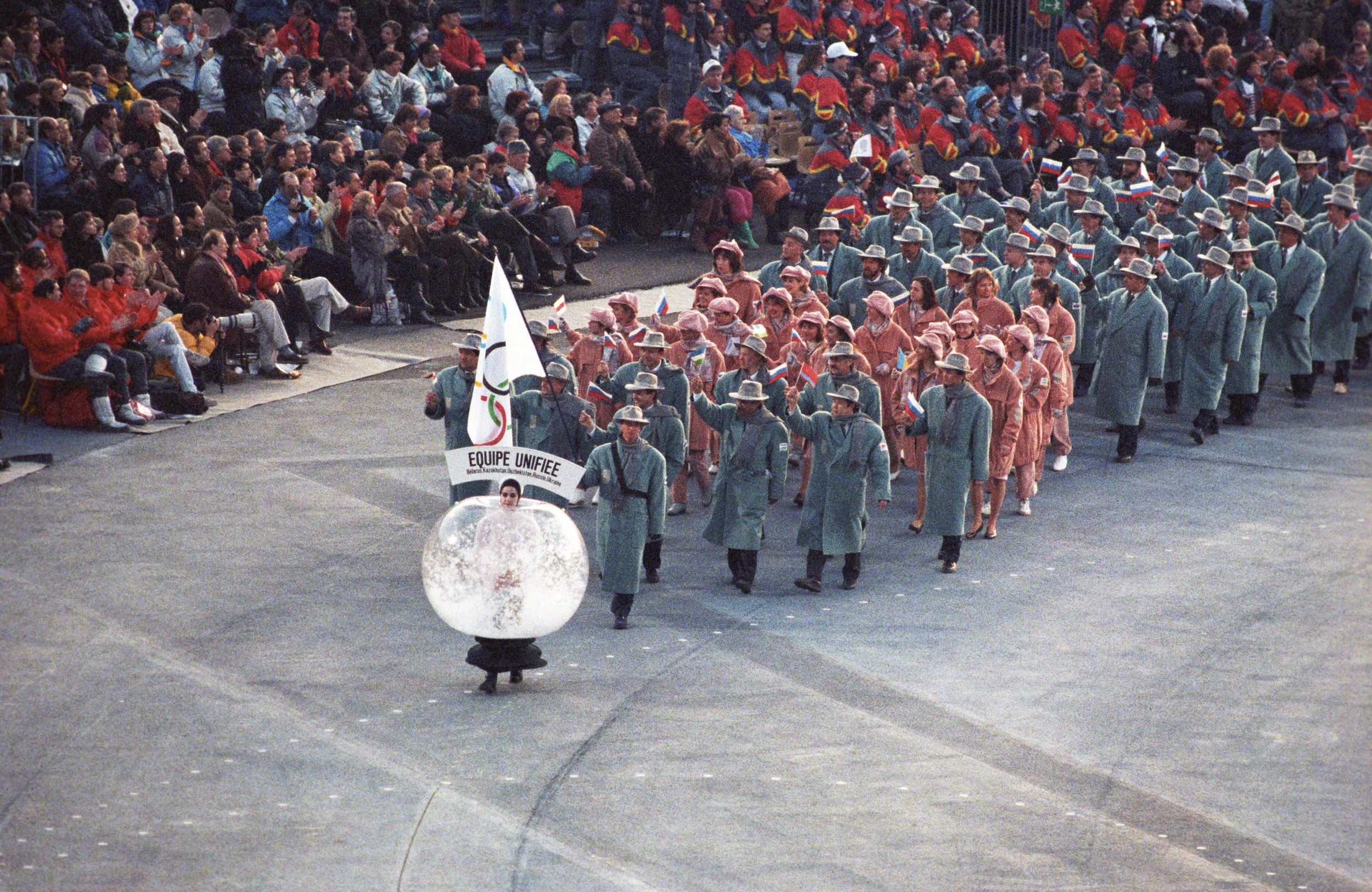 Объединенная команда спортсменов СНГ с олимпийским флагом на зимней Олимпиаде 1992 года в Альбервиле.