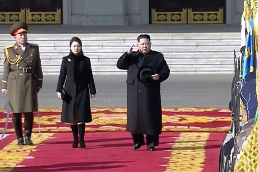 По информации южнокорейского агентства Yonhap, парад начался в 10:30 по местному времени. Мероприятие посетил лидер КНДР Ким Чен Ын. ​
