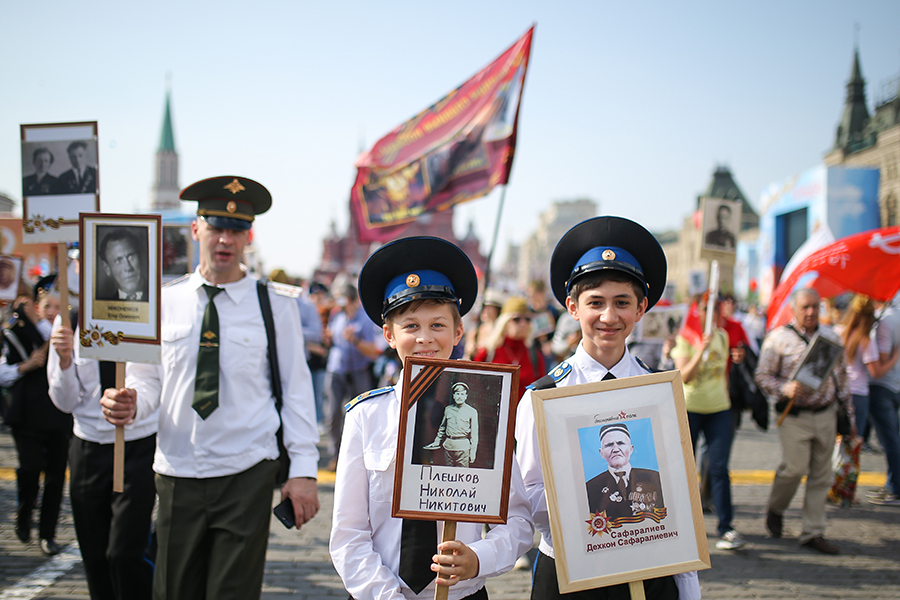 Участники акции памяти &laquo;Бессмертный полк&raquo; на Красной площади во время шествия в День Победы.