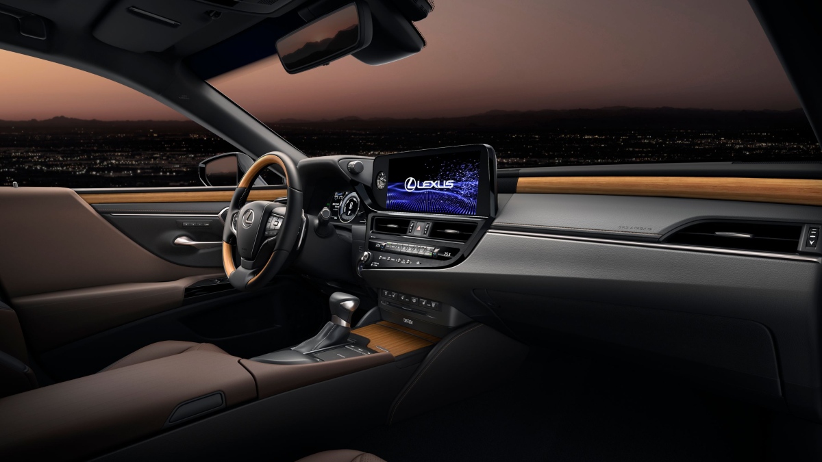 Lexus ES получил новые моторы и сенсорный дисплей