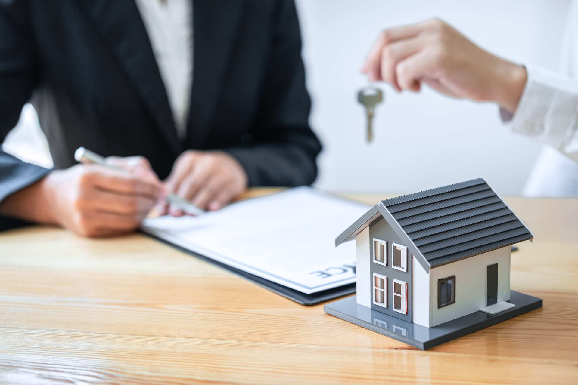 Наиболее важное значение при принятии решения о выдаче ипотеки имеет кредитная история заемщика и ее качество
