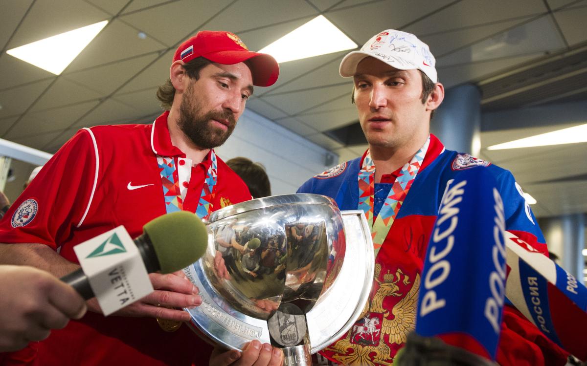 Данис Зарипов и Александр Овечкин с трофеем чемпионата мира в 2014 году