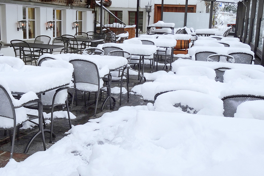 Люцерн, Швейцария, 3 декабря

Швейцарские власти предупредили о риске снежных лавин в кантонах в восточной части Швейцарии. В горах страны местами выпало более 50&nbsp;см снега, указывало издание RTS.