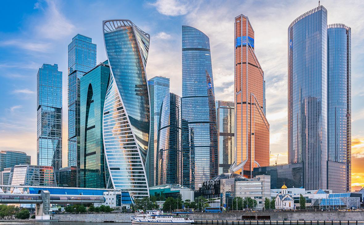 Комплекс&nbsp;Moscow Towers (две крайние правые башни) в деловом&nbsp;центре &laquo;Москва-Сити&raquo;