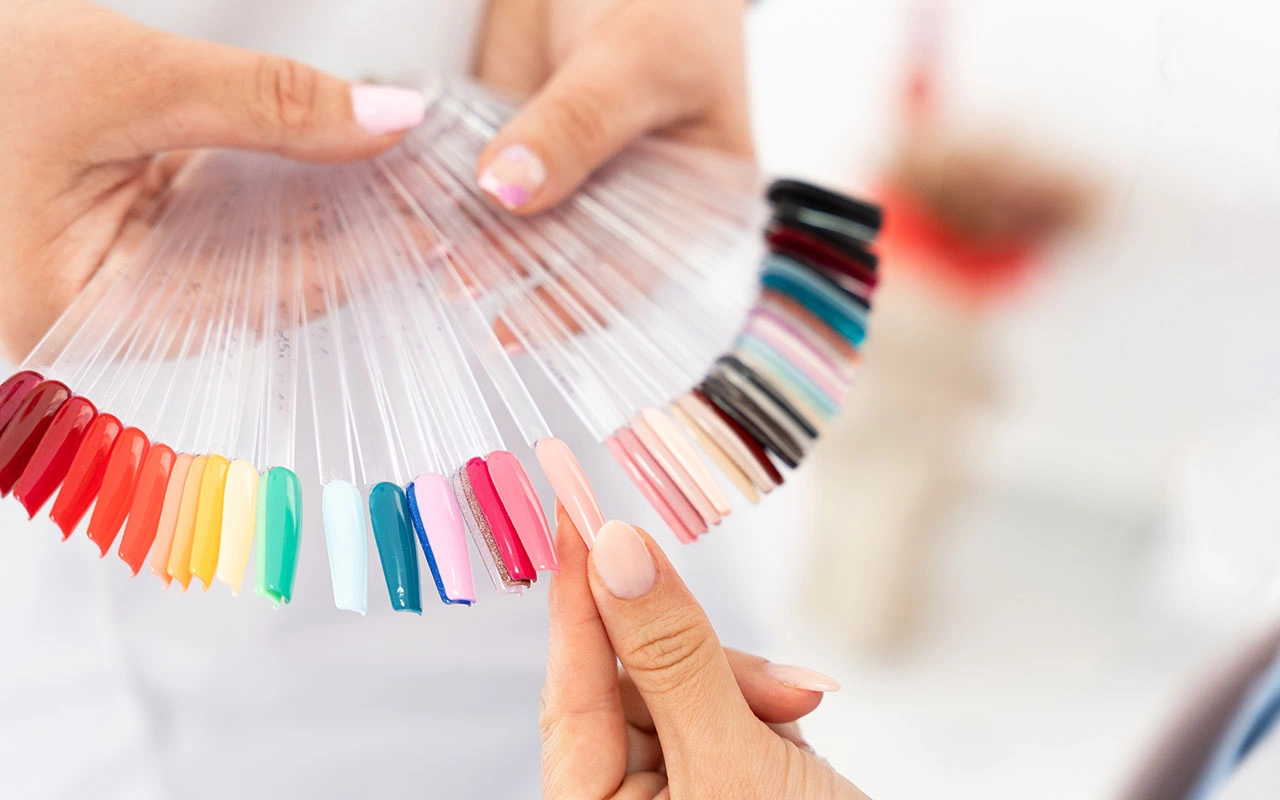 Хорошо упорядоченный выбор образцов лака для ногтей и инструментов для маникюра в салоне подчеркивает элегантность и разнообразие косметических процедур