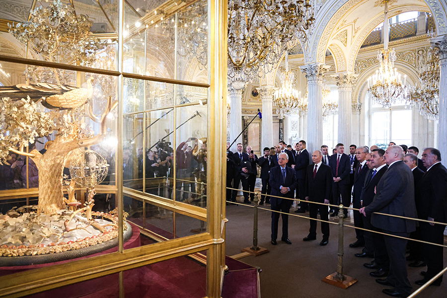 Лидеры СНГ задержались возле знаменитых часов &laquo;Павлин&raquo;. Фигуры павлина, петуха и совы движутся благодаря механизмам, которые входят в конструкцию автомата. Экспонат заводят каждую пятницу в 19:00, но для глав участников саммита сделали исключение.