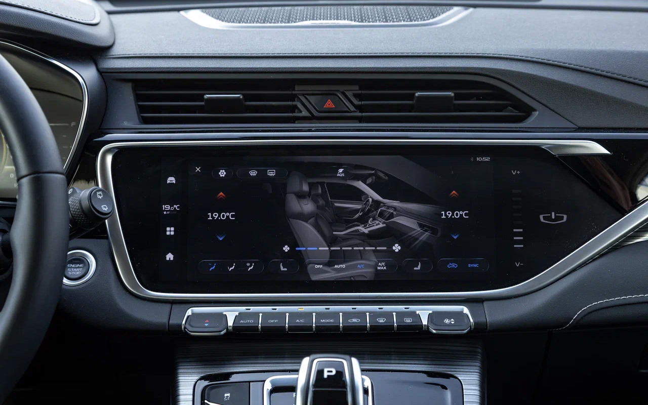 12,3-дюймовый дисплей в обновленном Belgee X70 остался прежним. По современным меркам он откровенно мелковат — на ходу приходится вглядываться в символы и отвлекаться от дороги