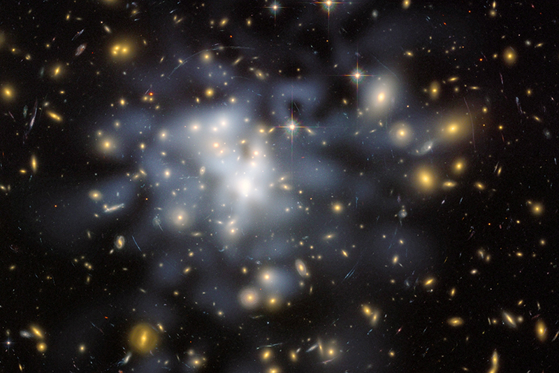 Скопление галактик Абель 1689 в&nbsp;созвездии Девы расположено на&nbsp;расстоянии&nbsp;2,2 млрд световых лет от&nbsp;Земли. В&nbsp;него входят около тысячи галактик и&nbsp;триллионы звезд, это скопление является мощной гравитационной линзой, искажающей свет. Каждое расплывчатое желтое пятно&nbsp;&mdash; это целая галактика, из-за действия гравитации изображения многих из&nbsp;них искажены