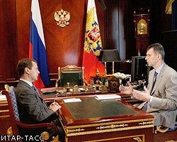 Д.Медведев обещал изучить "революционные" идеи "Правого дела"