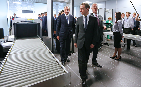Премьер-министр РФ Дмитрий Медведев (в центре) в международном аэропорту Жуковский


