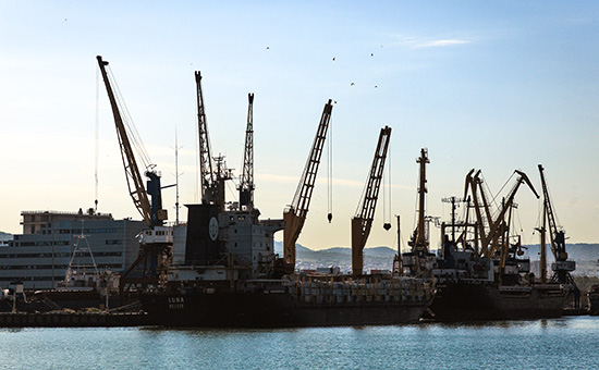 Вид на Новороссийский морской торговый порт


