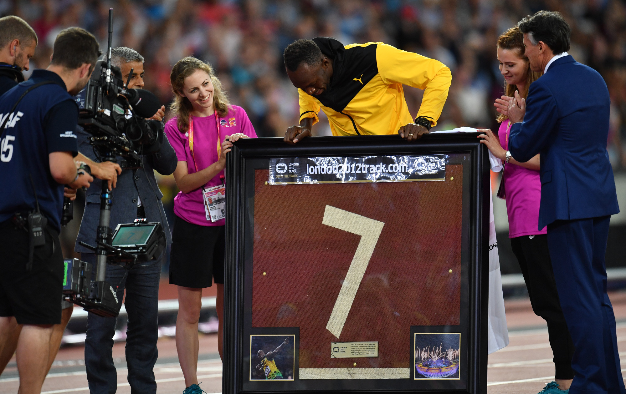 Организаторы подарили Болту кусок той дорожки, на которой он выиграл в 2012 году в Лондоне выиграл три олимпийских золота.