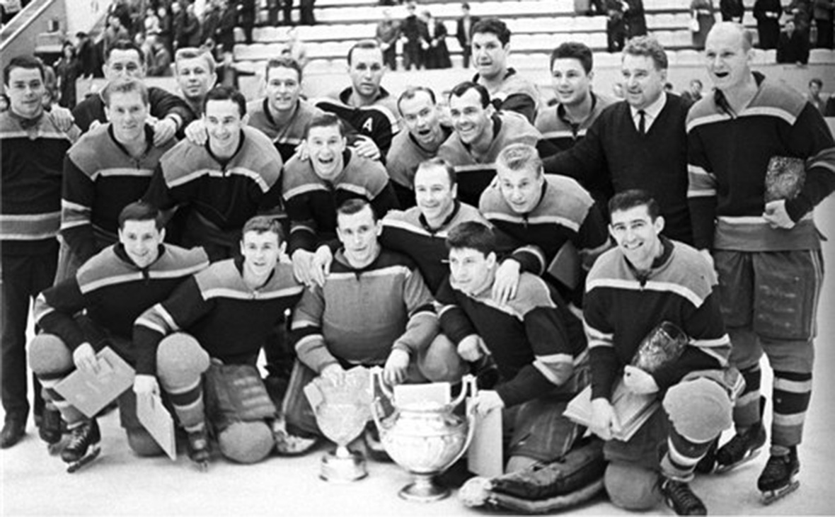 Виктор Толмачев (в центре в нижнем ряду) в составе команды ЦСКА. 1966 год


