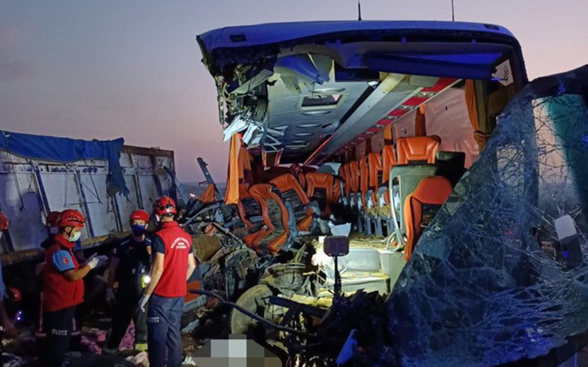 В Турции 9 человек погибли из-за столкновения автобуса с грузовиком
