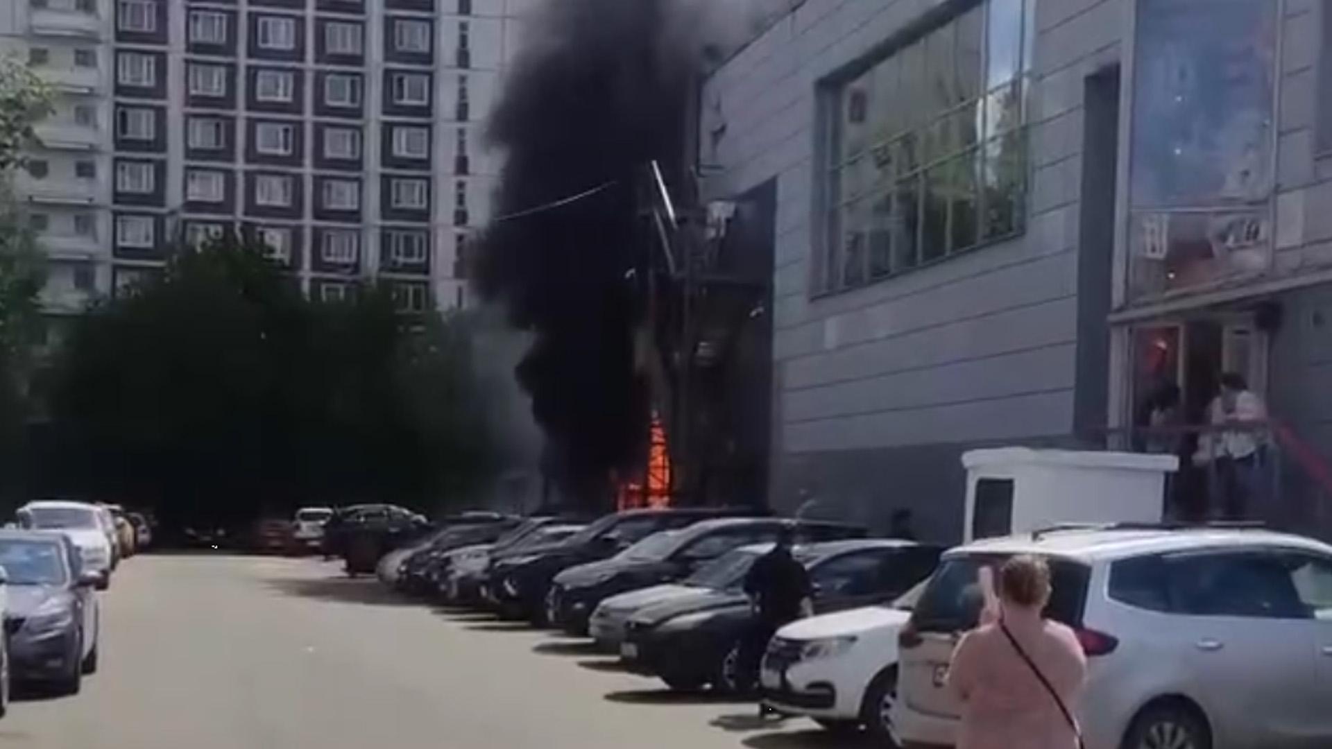 Теракт в москве фулл. Взрыв здания. На Юго-западе Москвы взрыв. Пожар. Огонь взрыв.
