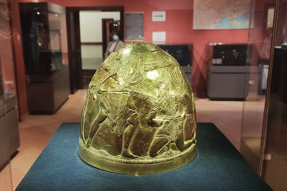 <p>Скифский золотой шлем IV века до н. э.</p>