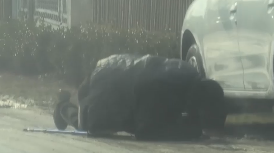 ФСБ показала кадры с агентом СБУ, закладывающим взрывчатку под машину