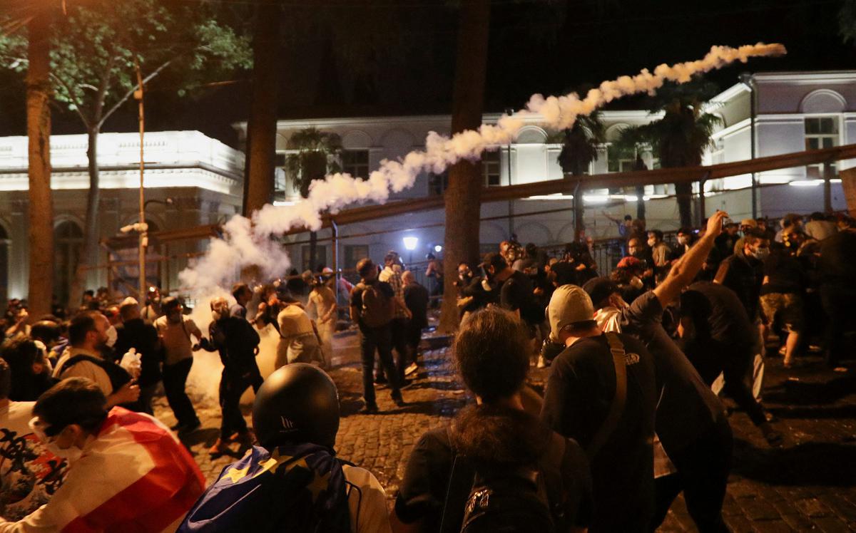 Спецназ в Тбилиси применил против протестующих водометы и газ