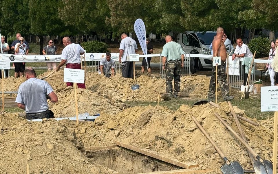 Участники должны были за два часа выкопать яму размером 200&times;80 см и глубиной 160 см