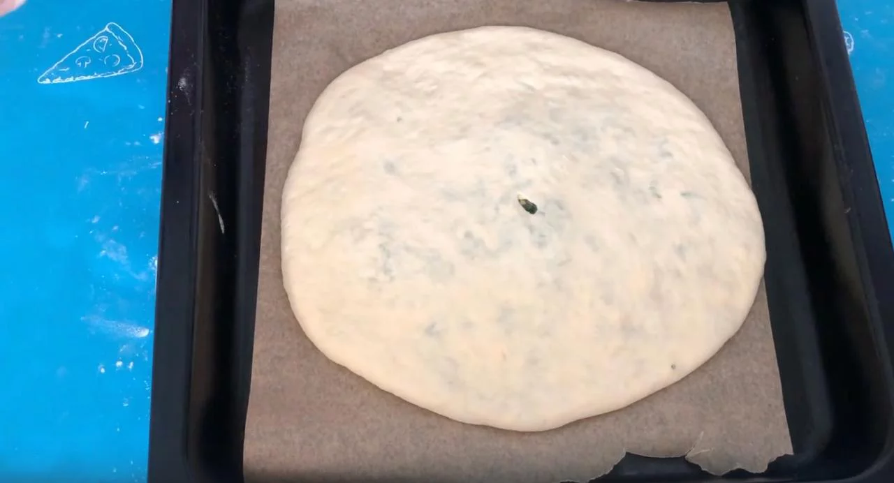 Сделайте в центре пирога небольшое отверстие